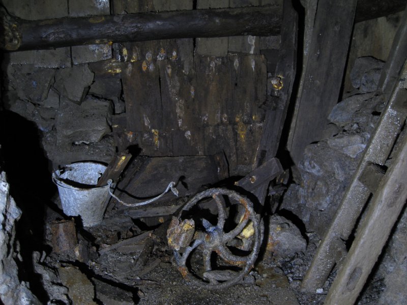 47_hbstopes_shaft_barrowwheel.jpg - Smashed remains of a wheel barrow, tins and bucket.