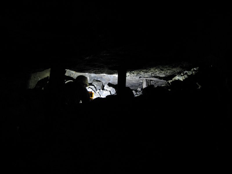 55_hbstopes_woodenpillars.jpg - A small narrow working supported by pillars