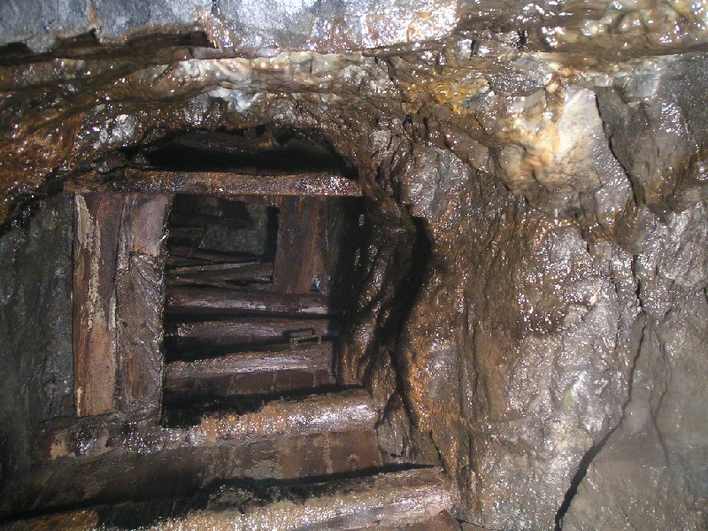 cc_blackashgillrise2.jpg - Looking up the manway side of the hopper which connects up to the Black Ash Gill workings.