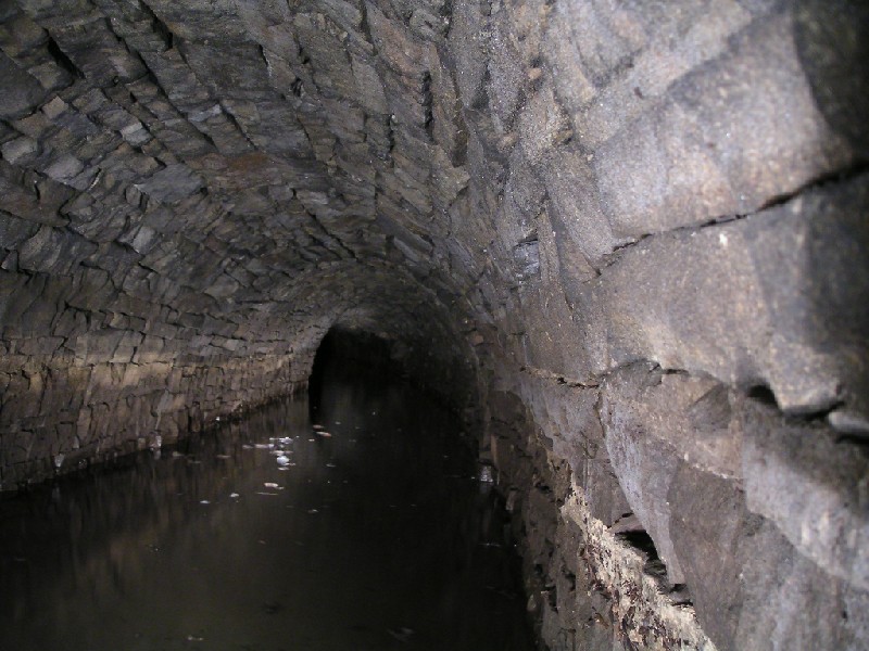 cc_eastsidelevel_to_sc1.jpg - Part of the level on the east side on the way to Smallcleugh in the deep water section, looking west.