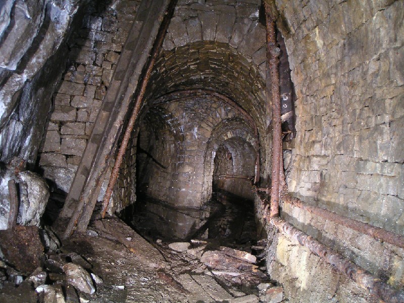 cc_junctionarching.jpg - Opposite to were we had lunch we had this view of a twin arch. The ladder is the one which Karli climbed up into the flat above.