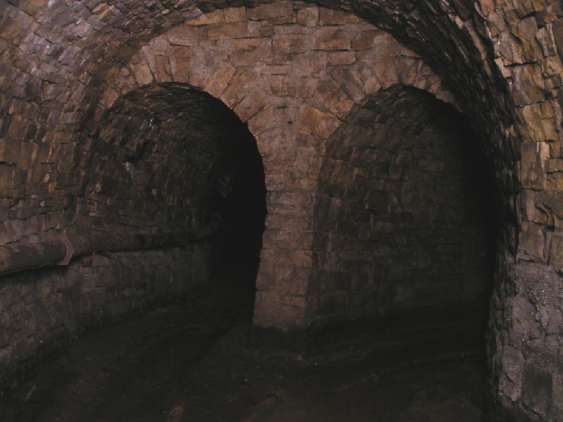 cc_westend_flats_junction.jpg - After the concrete passages we came across this fantastic twin arch. The left one takes you further along the horse level and the right one enters the large flats.