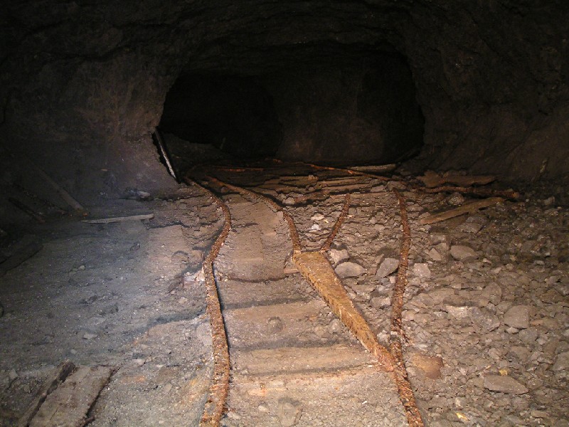 cc_westend_flats_rails.jpg - Some of the tracking in the flats. This was set up so that when one truck was full another could come in straight away.