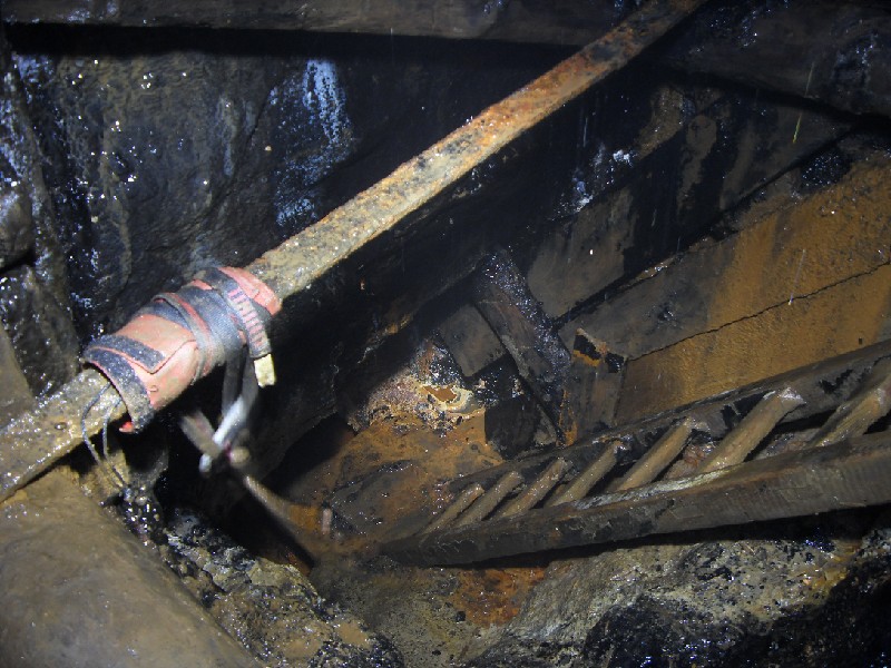 33_cc_lsublevel_cal_laddertop1.jpg - Looking down the second calcified ladder manway in the sublevel below Smallcleugh near the MCSSV.