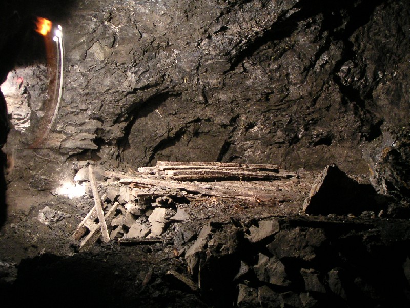 cc_mcnv_stope_dressingfloor.jpg - In the same chamber, the remains of the little dressing floor.