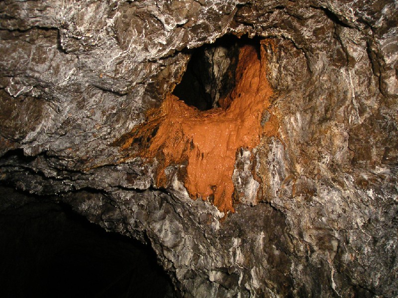 cc_mcnv_stope_ochreformation.jpg - The ochre formation. There was water flowing down it, which had eroded part of the floor underneath, which then drained away down a small hole. Above and on the other side of this hole there was a shaft rising up.
