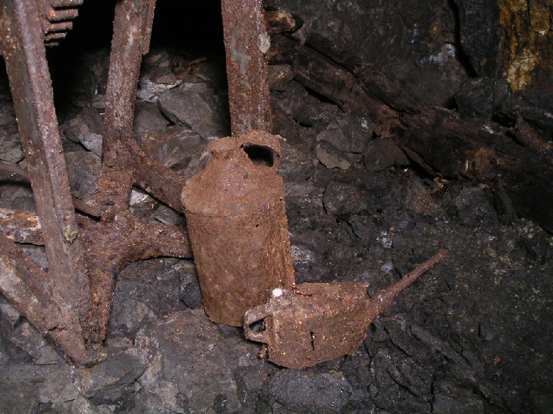 cc_mcnv_stp_winchartifacts.jpg - Another metal can and oil can by the hand winch.