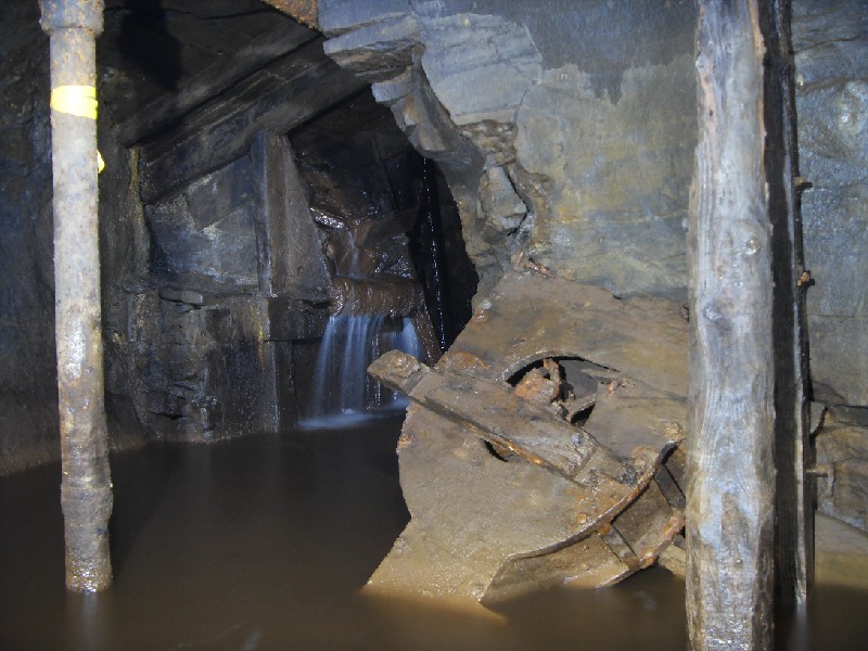 02_ccnv_vfan3.jpg - The ventilation fan at the junction of the Caplecleugh North Vein.
