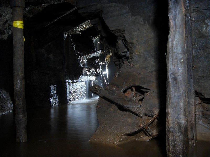 03_ccnv_vfan4.jpg - The ventilation fan at the junction of the Caplecleugh North Vein.