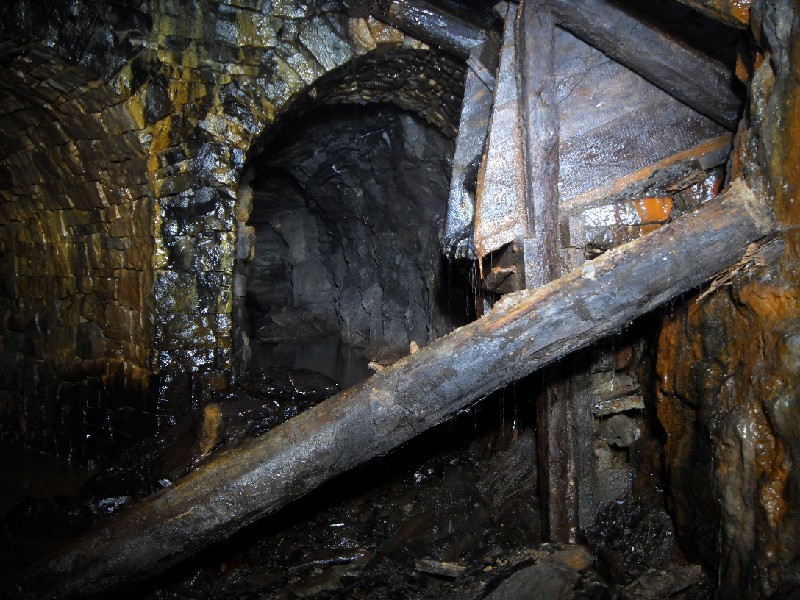 12_ccmcnv_junc1hopper.jpg - Start of the Middlecleugh North Vein, and blocked hopper.