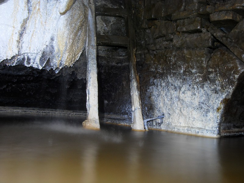 28_cchl_mcssv_calciteladder2.jpg - Finally, the bottom of the calcified ladders which, via a sublevel make the connection to Smallcleugh some 40m above.