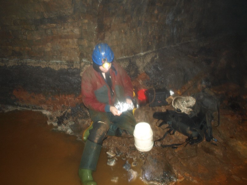 PB070381.jpg - A very lonely lunch by the sump.