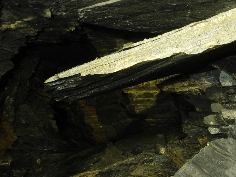 PC036755.JPG - Cantilevered slab of shale.