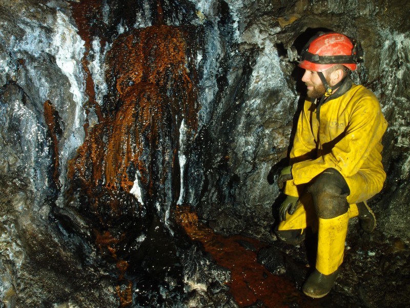 PC036770.JPG - Formations at the forehead.