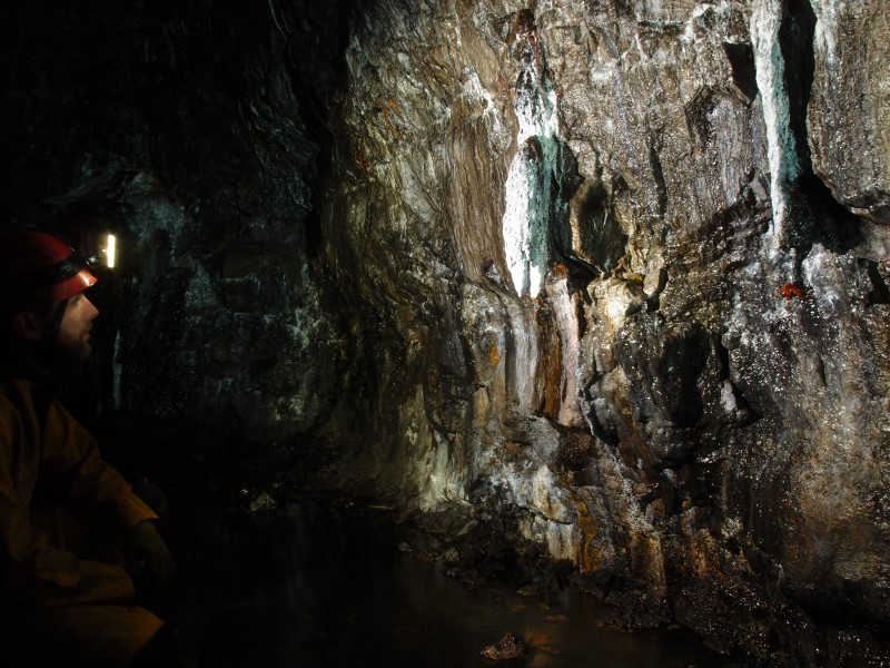 PC036771.JPG - Formations at the forehead.