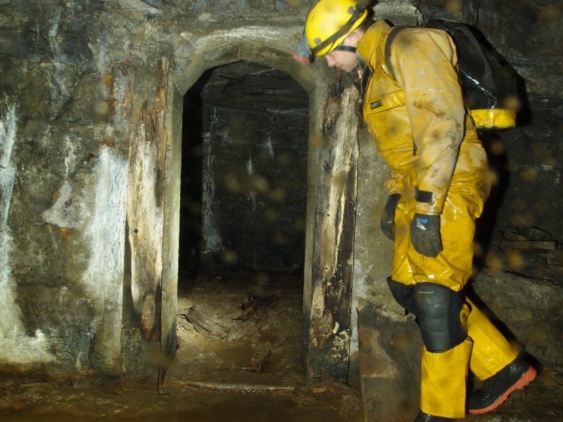 PC036780.JPG - Concrete lined room not that far from the entrance of Caplecleugh. Was this a magazine?