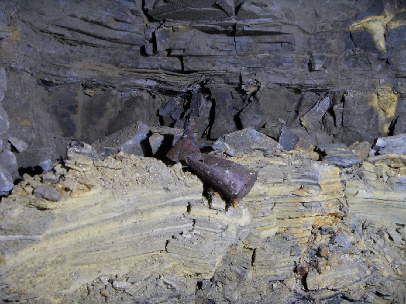 cc03_stope_bate_area3.jpg - Powder tin in the bate area.