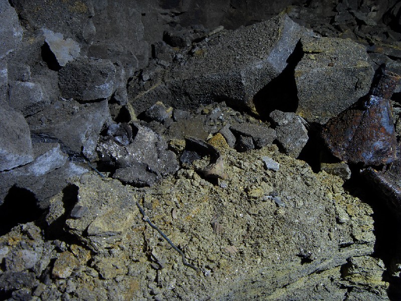 cc05_stope_bate_area_pipe.jpg - To the left side of the bate area, we noticed 3 items, left to right: a little copper wire, a lump of clay with tallow candle and a broken pipe bowl.