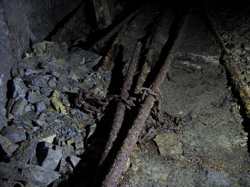 cc11_stope_railchain.jpg - Chain wrapped round some rails.