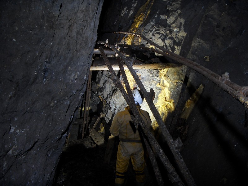 cc15_stope_stemples.jpg - Stemples froming a railway to a higher part of the stope.