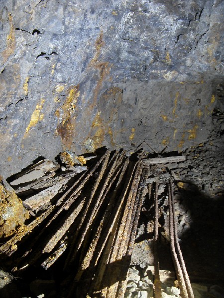cc19_upperstope_rails3.jpg - Stack of rails in the upper part of the stope.