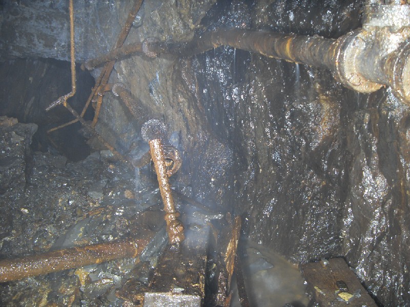 cc39_caplecleughshaftpipework2.jpg - Looking from the west side across the shaft.