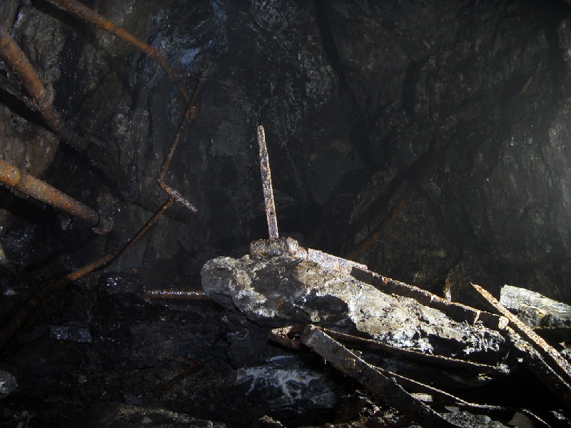 cc41_caplecleughshaftbellhammer2.jpg - Just under the shaft, pipework, and the bell hammer on the rock.