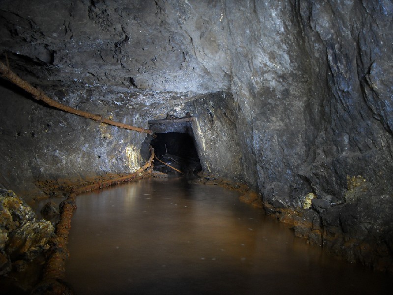cc42_caplecleughshaftpassage.jpg - At the approach to Caplecleugh Shaft the level opens up.