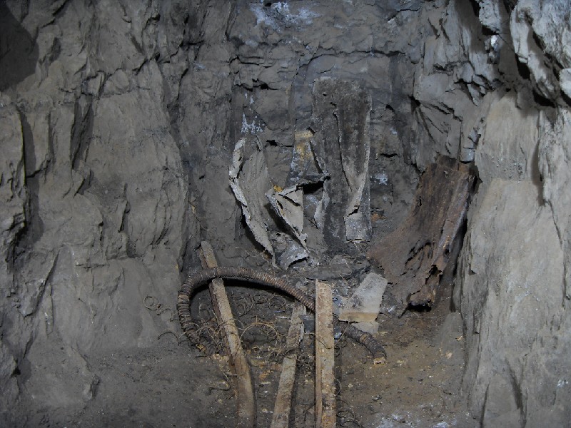 cc48_headingpassage_forehead.jpg - The forehead of the store room passage, sheet metal, rails and more air hose.