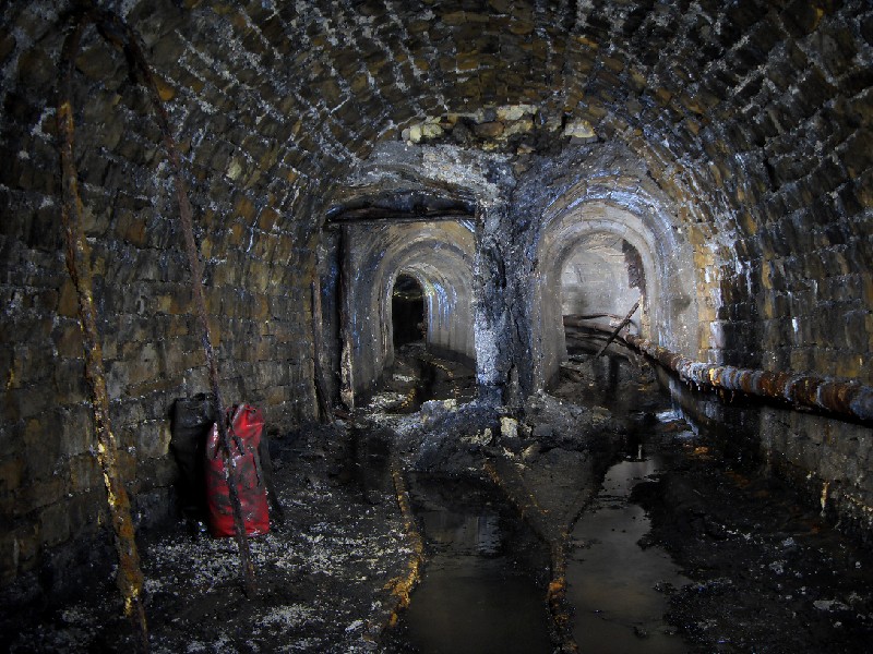 cc55a_parallel_pass1a.jpg - Looking east on the concrete lined parallel level section.