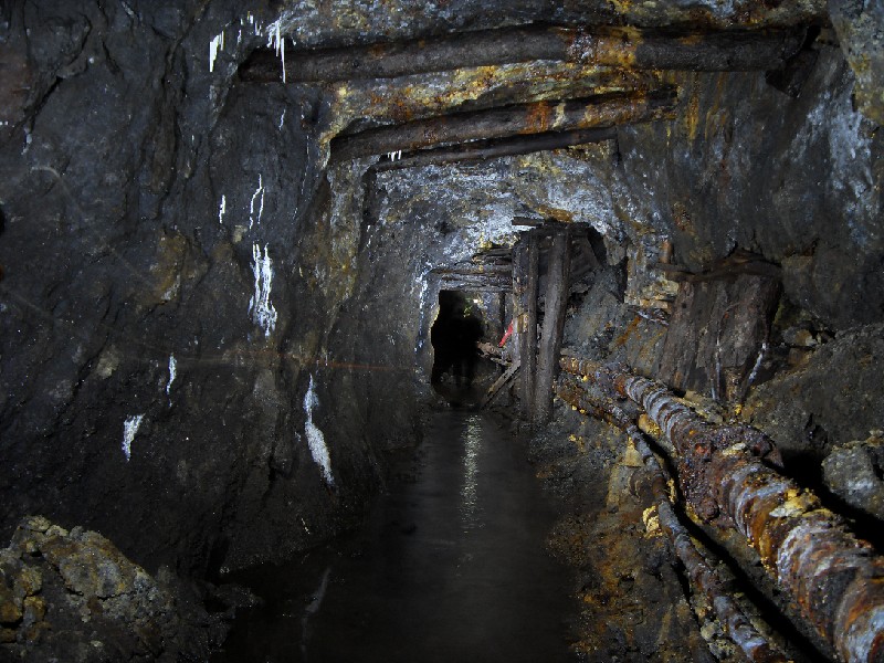 cc70_hnutersrisearea_pass5.jpg - Looking east alongthe horse level near Hunter's Rise.