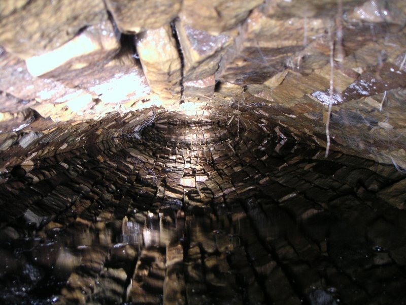 ccf_viewintolevel_3.jpg - Inside the level, there is some 15cm of roof space. The water seems to hit the roof line, is this a collapse or a dip in the roof?