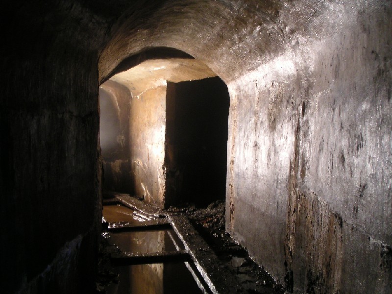 cch_corner_alcove3.jpg - Corner with multiple arches, this looks like the tunnels of an underground bunker, oh my god, don't say the B word, we will all be down bunkers next.