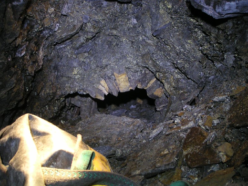 cch_insidefallchamber_in.jpg - The way on, underneath what Pete was sat on. This is were we could feel the air flowing in...