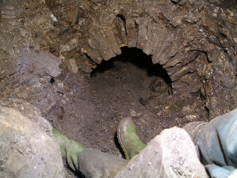 cch_insidefallchamber_out1.jpg - The crawl you come out of into the chamber.