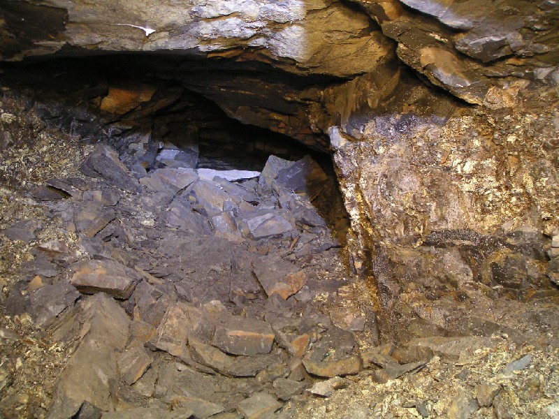 cch_wayonpastsump_southeast2.jpg - The right turn at the sump, this is heading southwest and the start of the crawls.