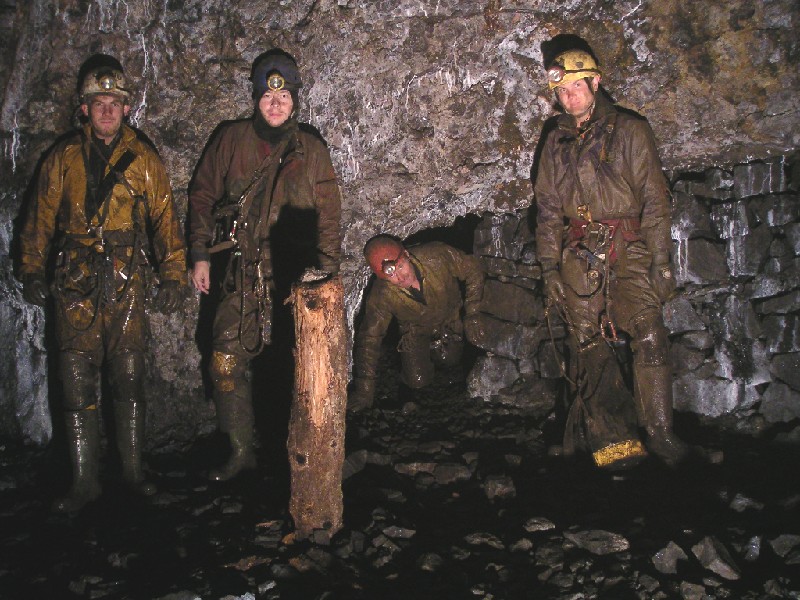 cc_flatsaroundarchers.jpg - Back to safe ground, the stopes above Caplecleugh Horse Level. A bit mucky.