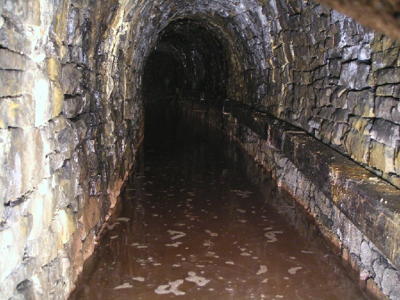 cc_sublevel_trunking.jpg - The passage after the dig, here the well preserved wooden ventilation trunking can be seen. This is the sublevel just below Caplecleugh High Level.