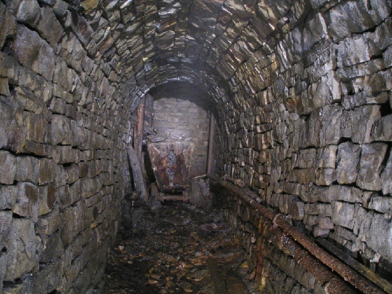 cc_subleveloretruck2.jpg - A loaded ore truck in a sub level above Caplecleugh Horse Level.