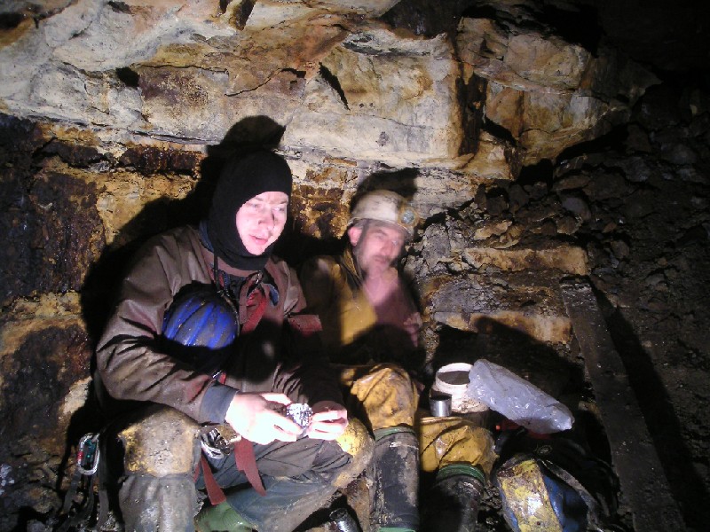 cch_levabove_cch_lunchkm.jpg - Lunch in the workings above the sublevel in the Little Limestone. karli obviously very hungry.