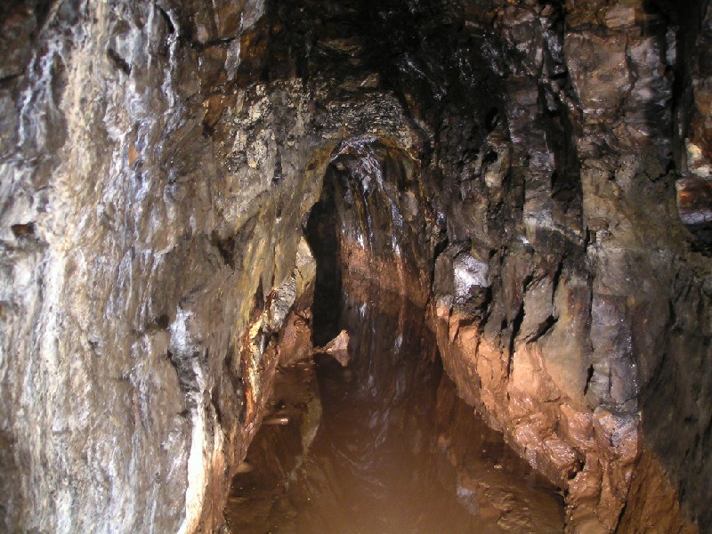 cch_passage1.jpg - Looking west along the High Level towards the last dogleg junction.