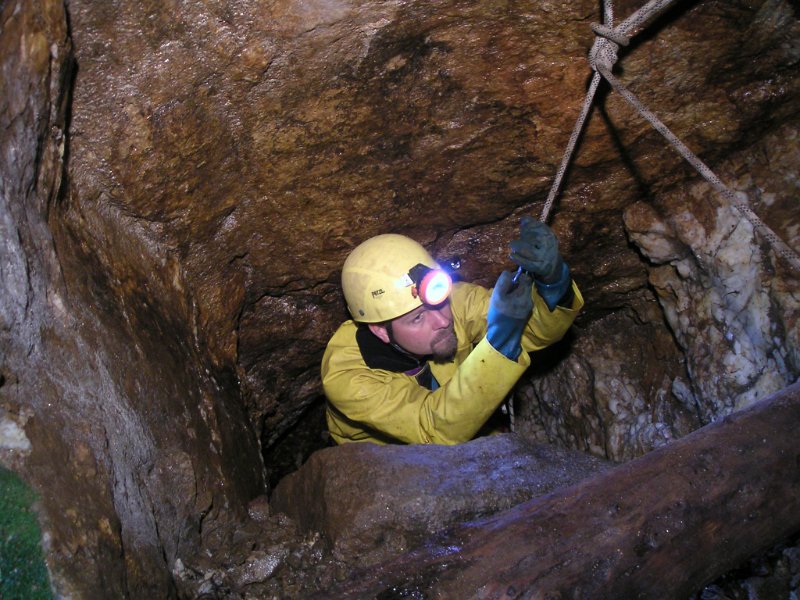 cm_sumptolwrstope2.jpg - Paul, almost at the top of the sump.