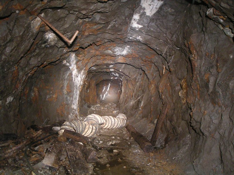 cm_v1_passage&ventilation.jpg - Looking in towards one of the veins in the low level. Abandoned ventilation trunking like this can be seen all over the mine.