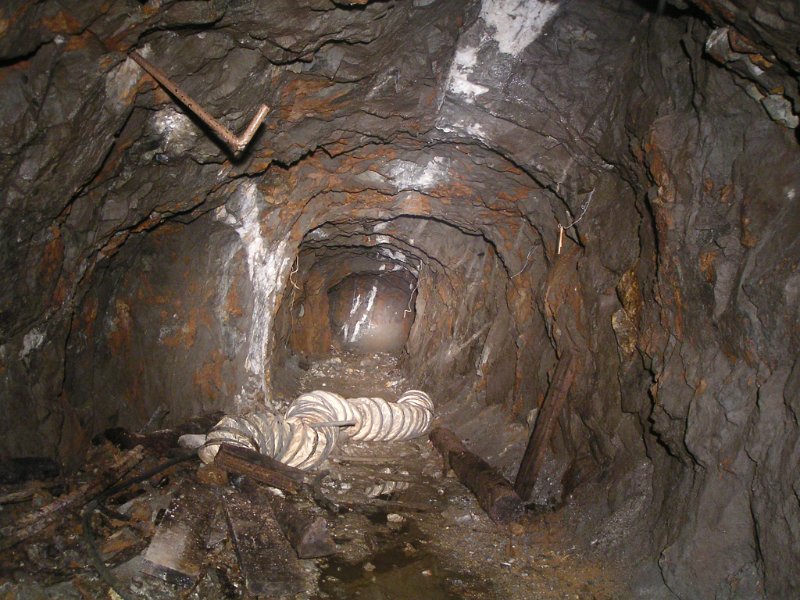 cm_v1_passage&ventilation.jpg - Looking in towards one of the veins in the low level. Abandoned ventilation trunking like this can be seen all over the mine.