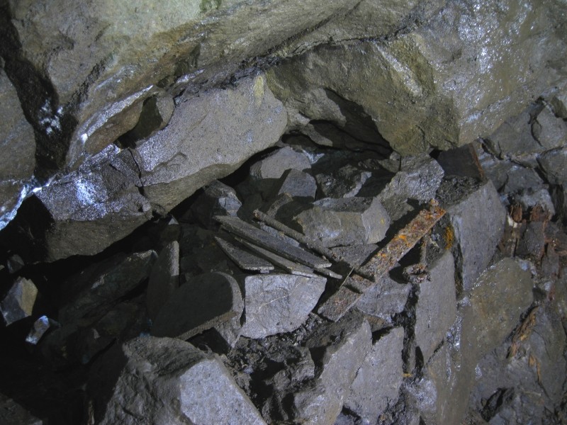 IMG_3078.jpg - Pieces of wood from a small box and some metal plate.