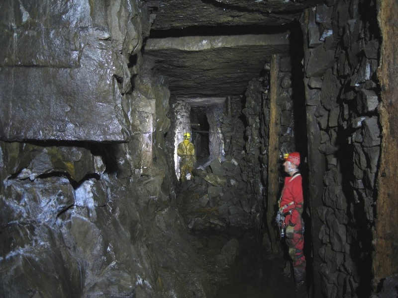 IMG_3105.jpg - This photograph shows the height of the flats and the length.