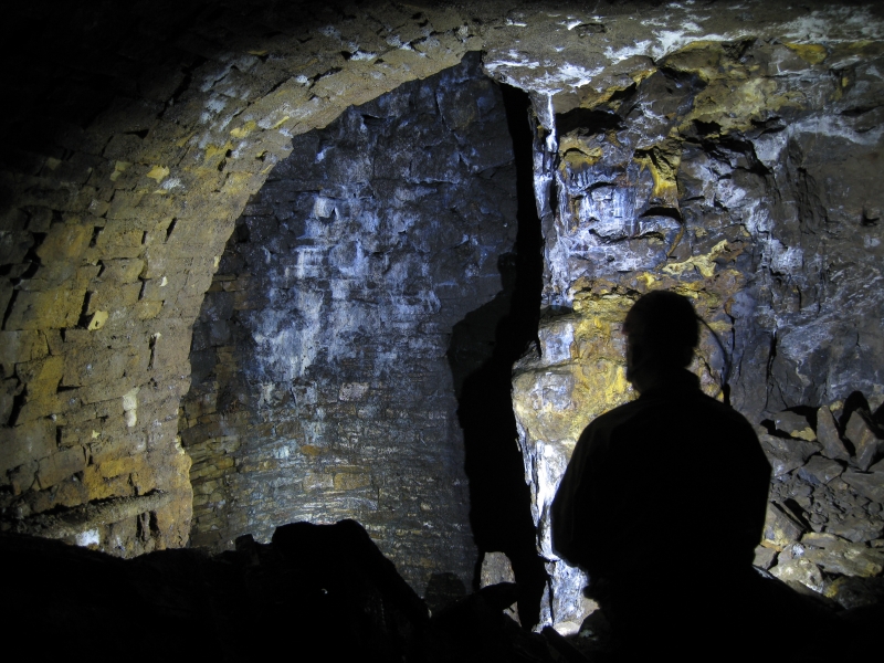IMG_3122.jpg - The big shaft that intersects all the flat horizons though the Great Limestone.