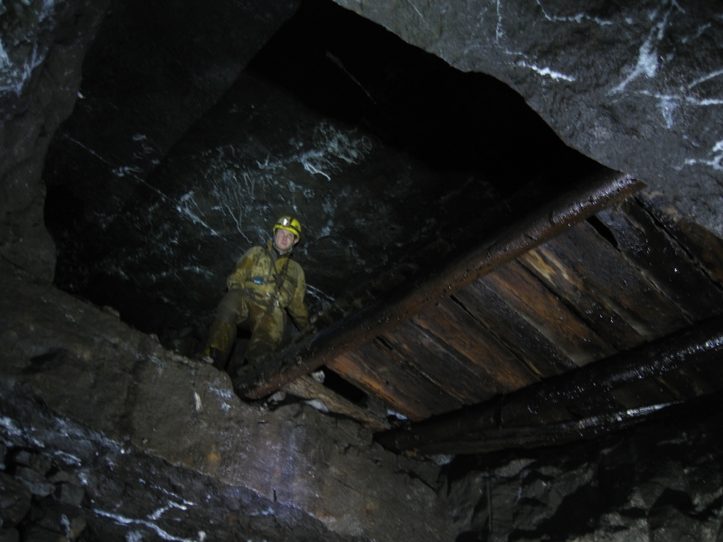IMG_3127.jpg - Platform across a shaft between the high and middle isolated flats.