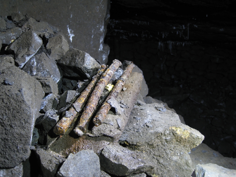 IMG_3131.jpg - Metal pegs.