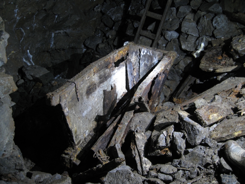 IMG_3138.jpg - Ore truck in the isolated middle flats.